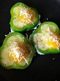 Fried Eggs in Green Pepper Rings
