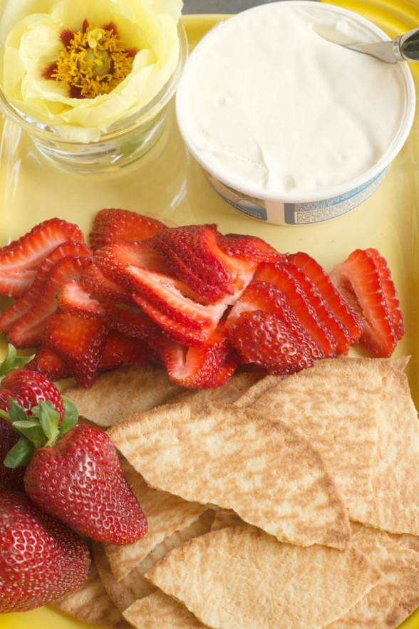 Galletas with Strawberries and Mascarpone Cheese