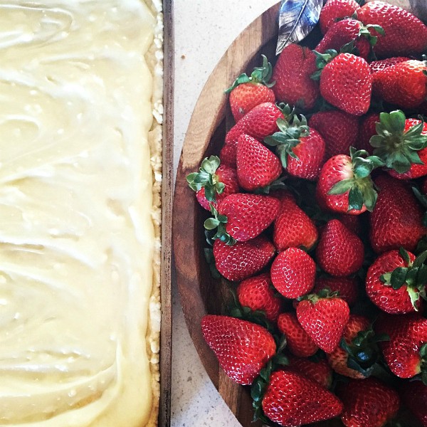 makinig a Strawberry Cream Shortbread Dessert