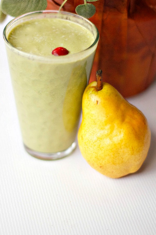 Recharge your batteries with this delicious Pear Spinach Smoothie