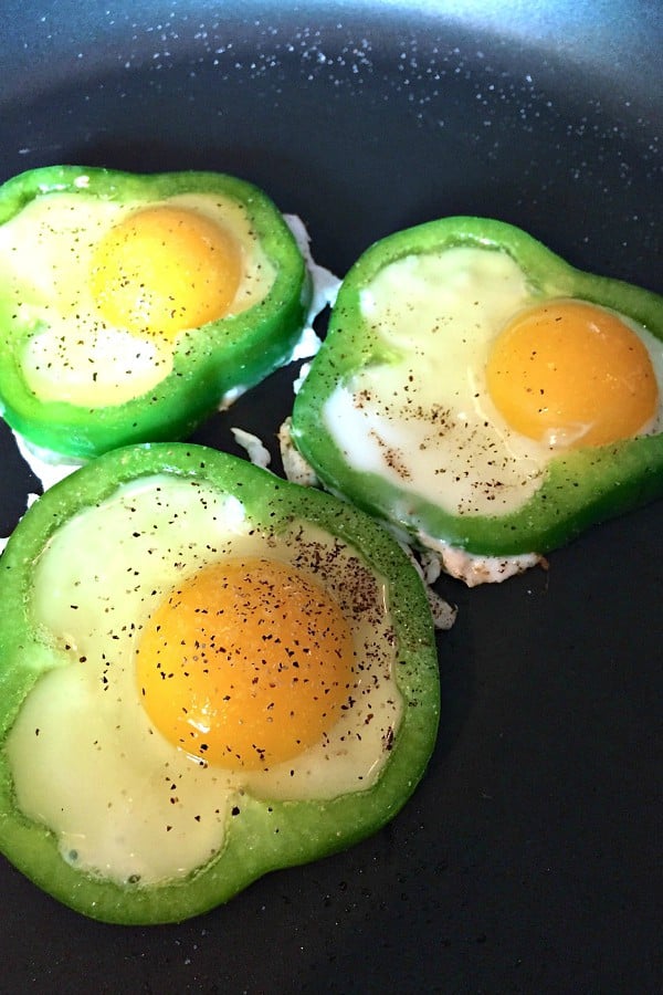 Fried Eggs in Green Pepper Rings