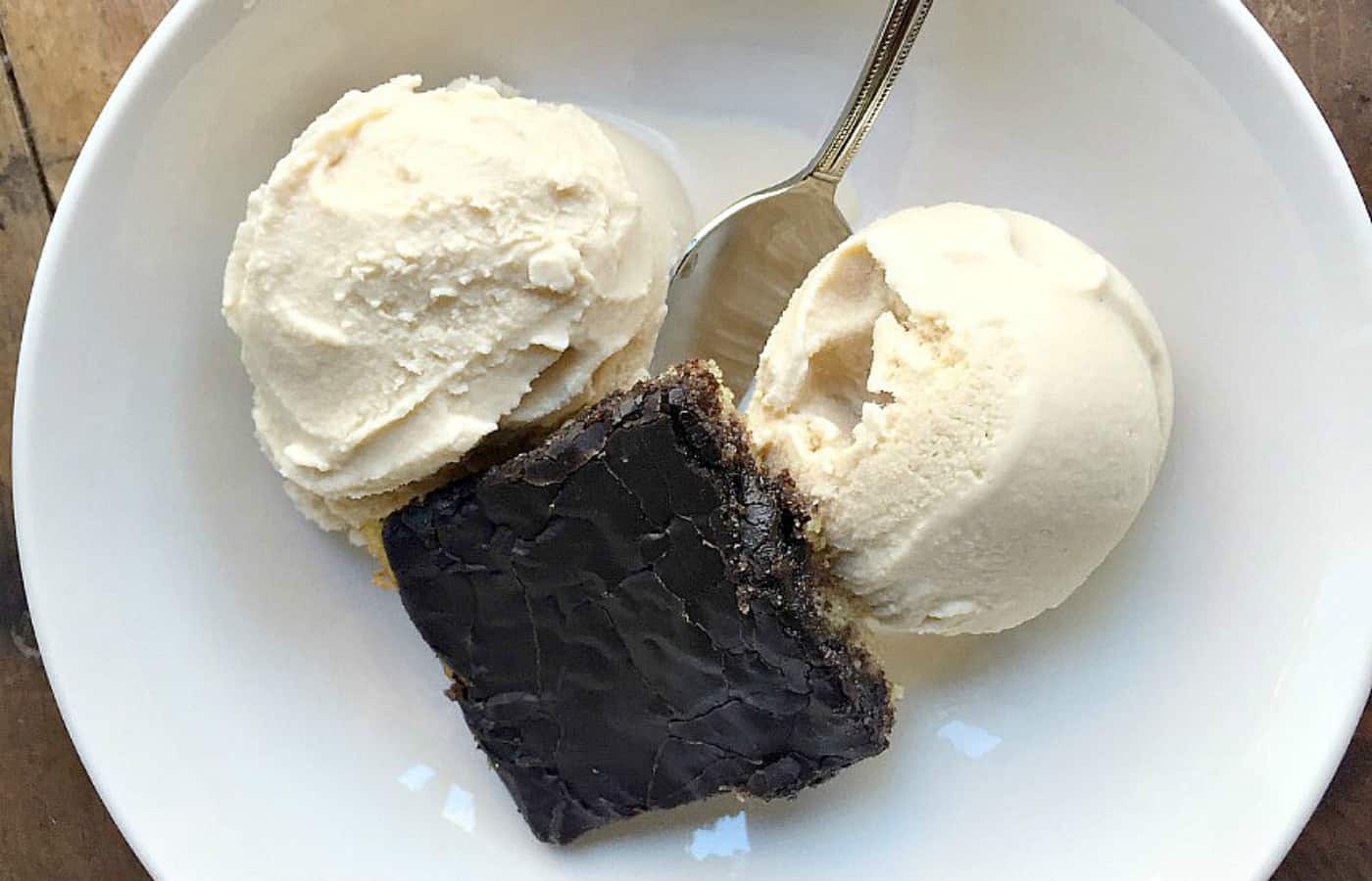 https://reluctantentertainer.com/wp-content/uploads/2016/08/Old-Fashioned-Homemade-Vanilla-Ice-Cream-7.jpg