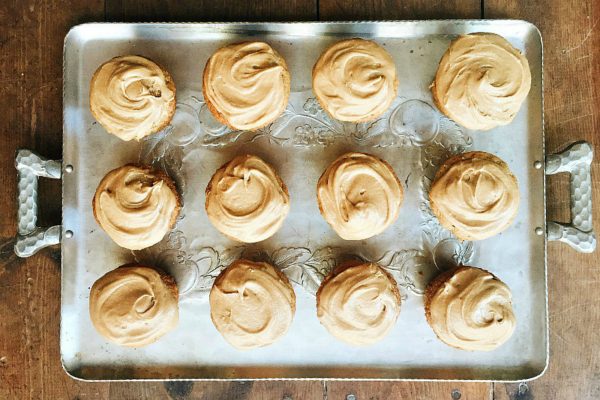 12 creamy maple frosting cupcakes