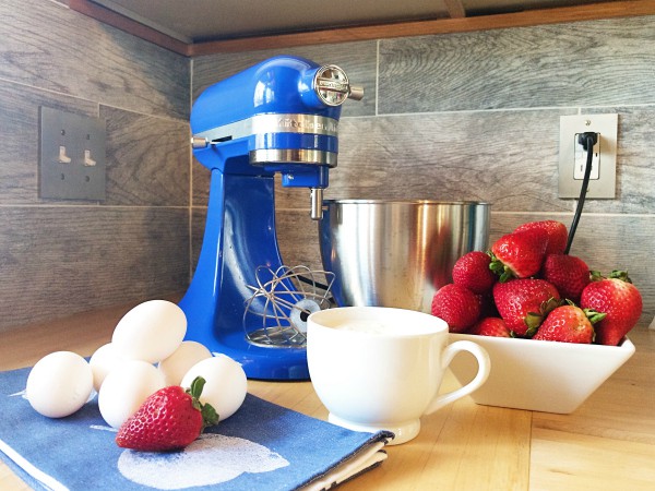 EASY Strawberry Pavlova Dessert