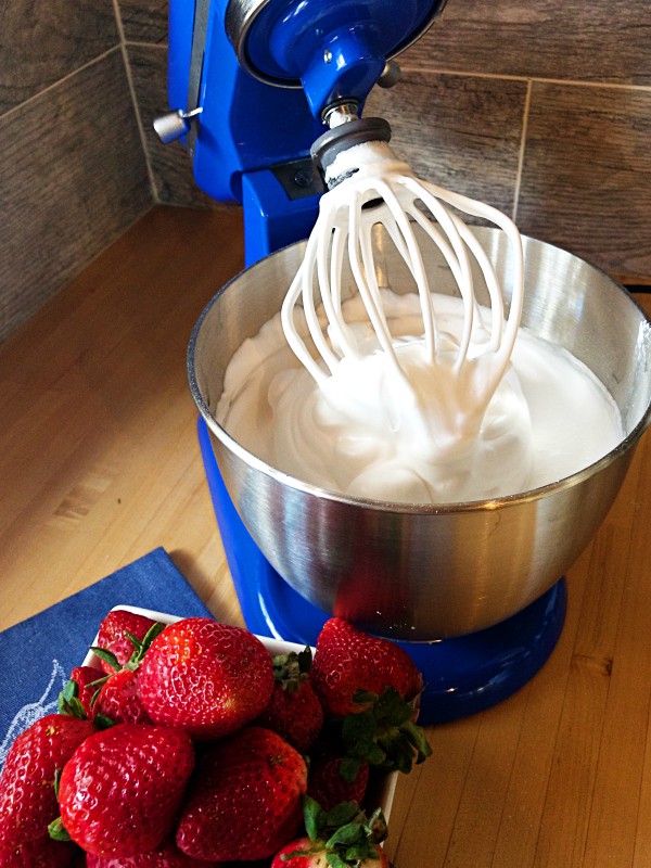 EASY Strawberry Pavlova Dessert