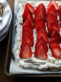 EASY Strawberry Pavlova Dessert