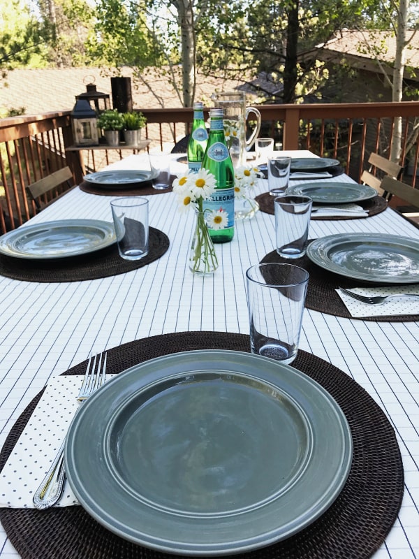 outdoor table setting with daisies