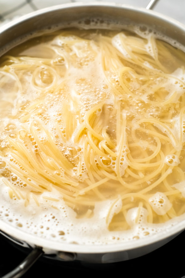 cooking spaghettie pasta