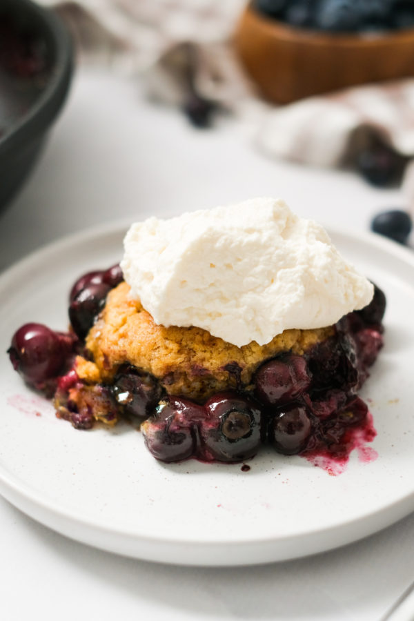 snickerdoodle cobbler with cream