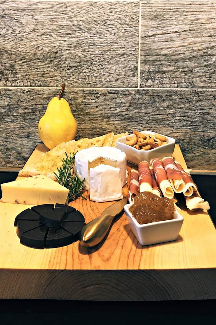 https://reluctantentertainer.com/wp-content/uploads/2018/12/Cozy-Minimalist-Charcuterie-Board-1-700x1049.jpg