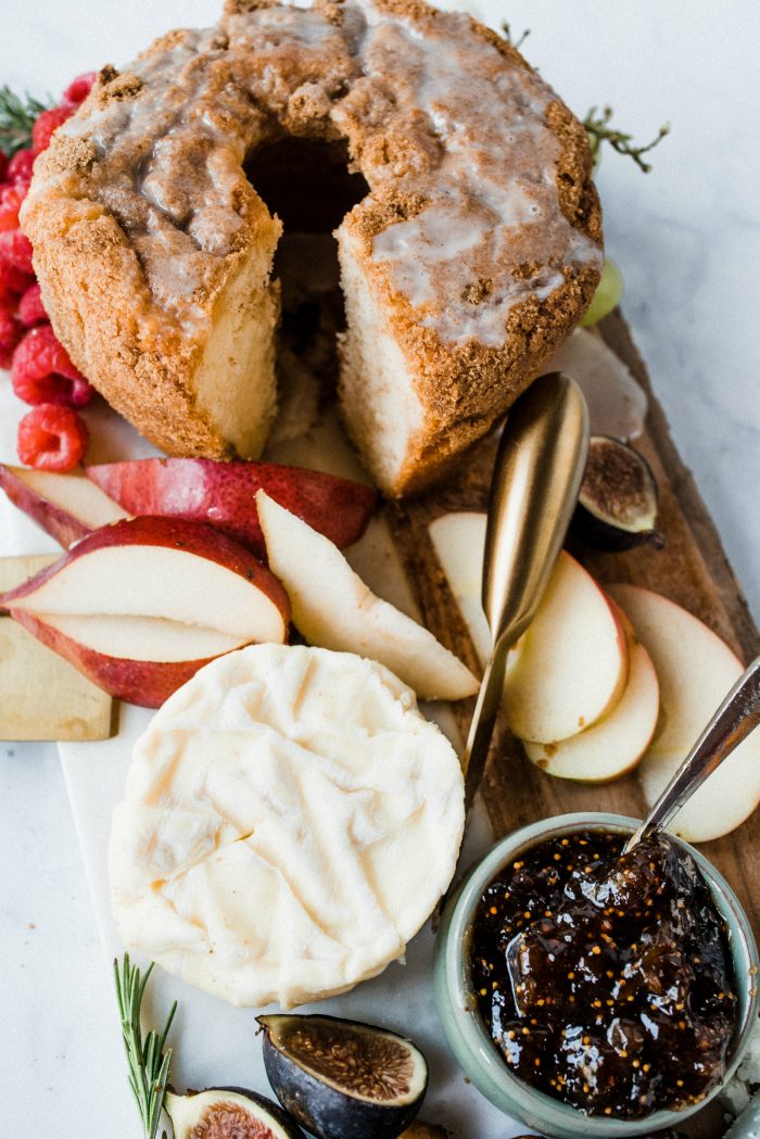 Easy Christmas Cake Cheese Board