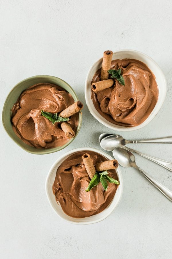 3 bowls of banana and chocolate ice cream with cookies and 3 spoons