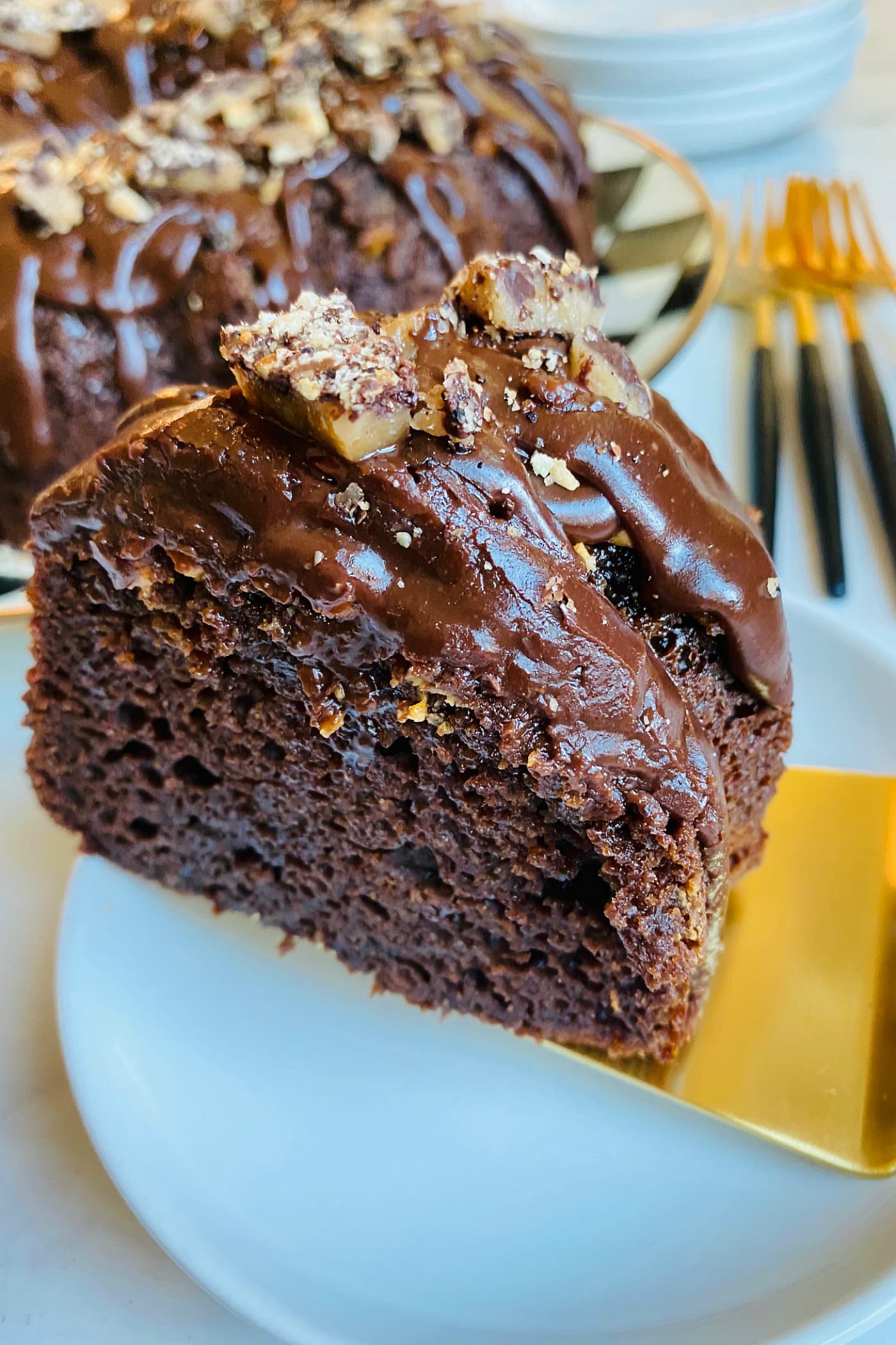 Chocolate Crunch Layer Cake Recipe by fenway - Cookpad
