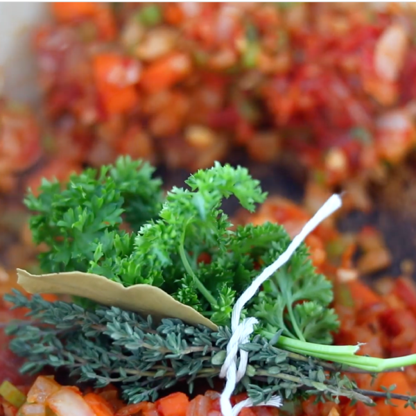 how to tie a bundle of fresh herbs