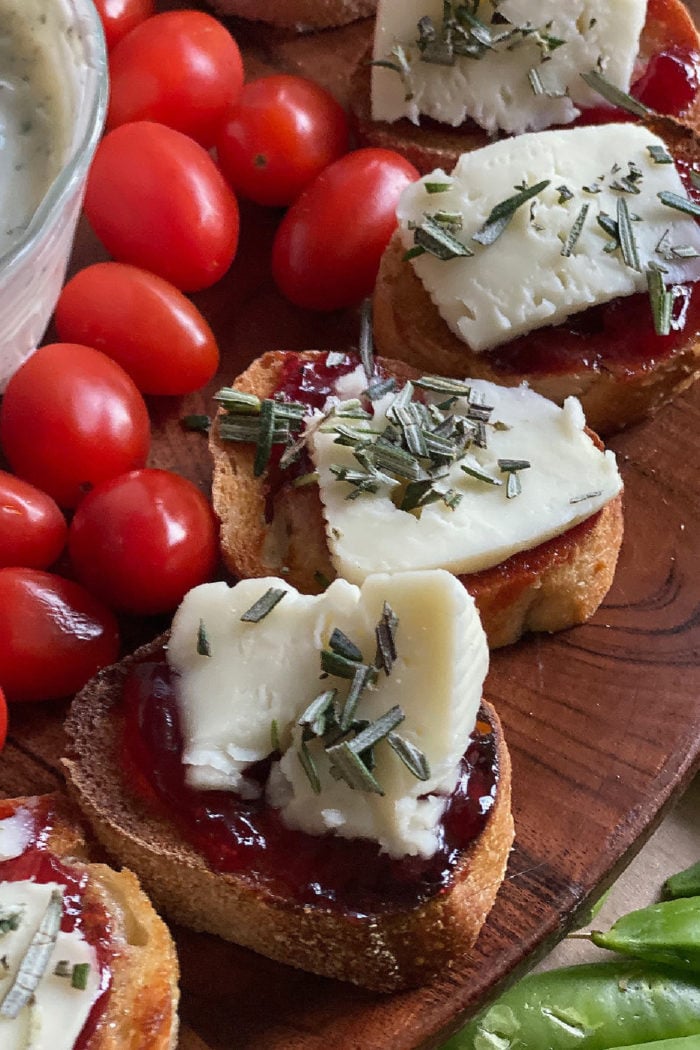 crostini with jam and brie