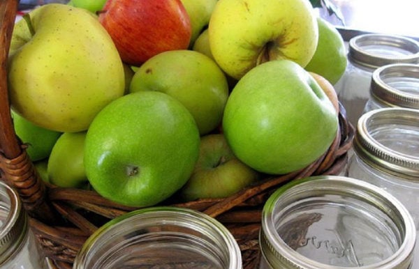 apples for apple pie in a jar