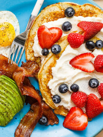 pancakes with berries