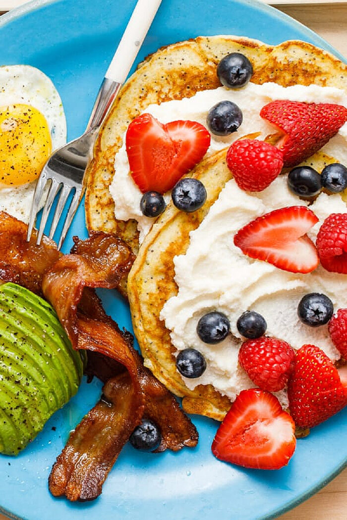 pancakes with berries