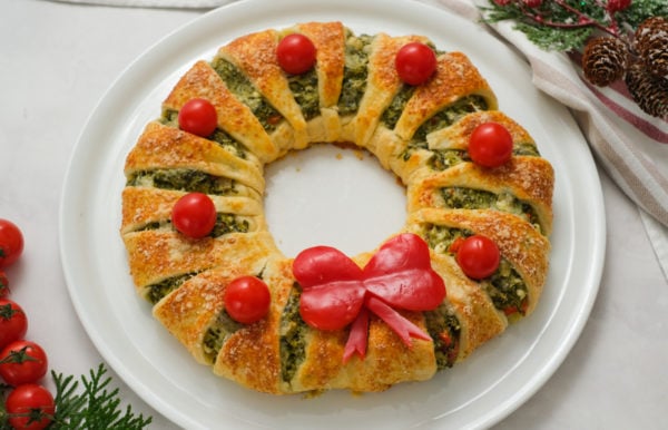 a Christmas Spinach Dip Crescent Wreath