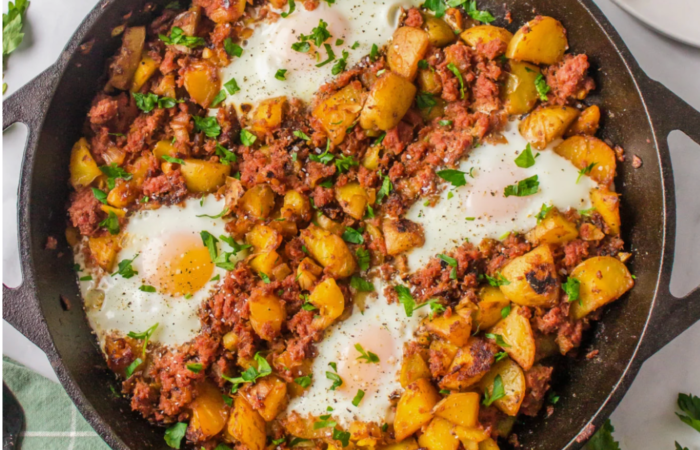 sunny side up eggs in corned beef hash