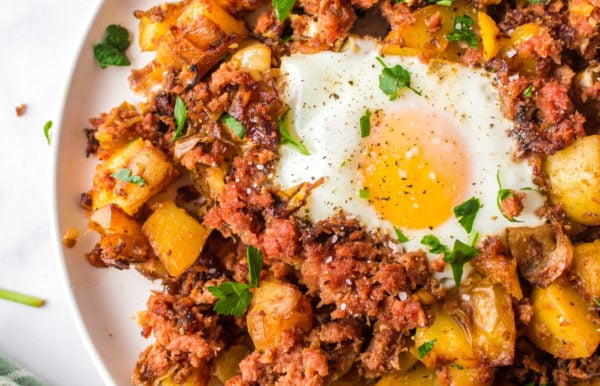 potatoes, corned beef, egg