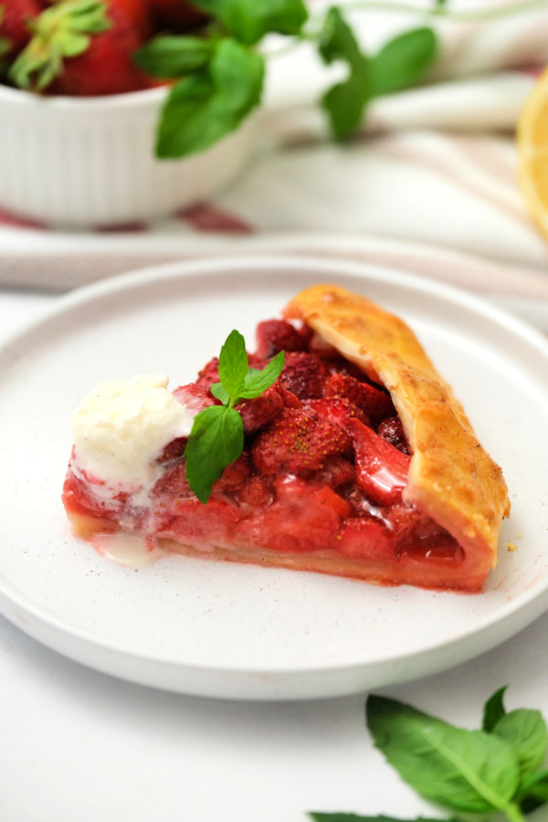 pie with strawberries