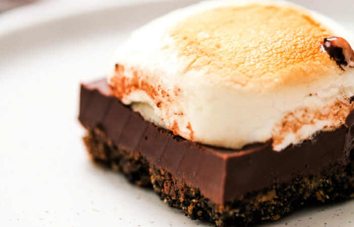 a GOOEY OREO S’MORES BAR