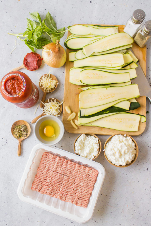 ingredients to make a zucchini lasagna with ground meat