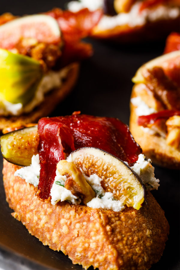 fig crostini with goat cheese
