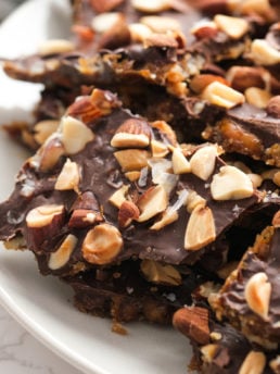 chocoalte bark with almonds and pretzels