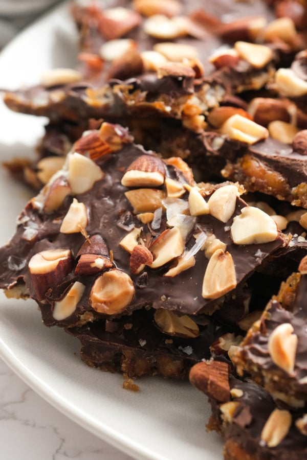 chocoalte bark with almonds and pretzels