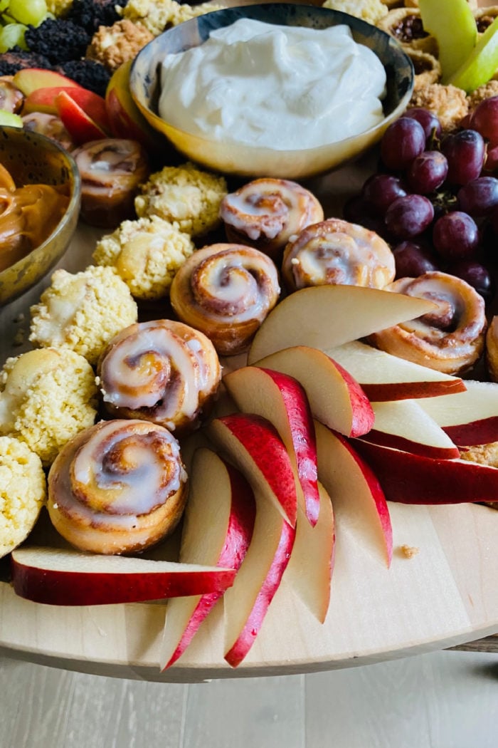 mini cinnamon rolls and apple slices