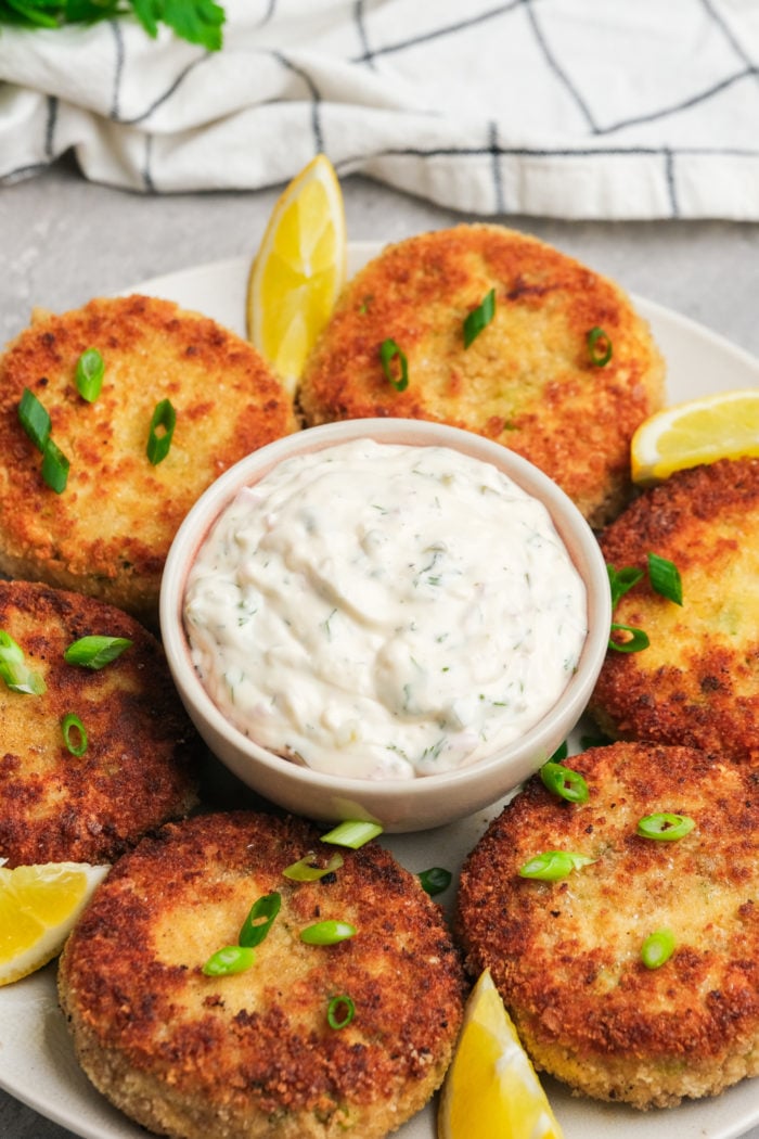 fish cakes and tartar sauce