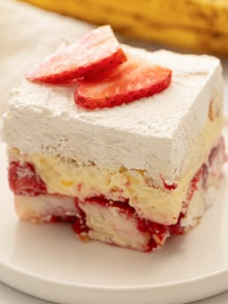 Strawberry Banana Pudding Cake garnished with strawberries