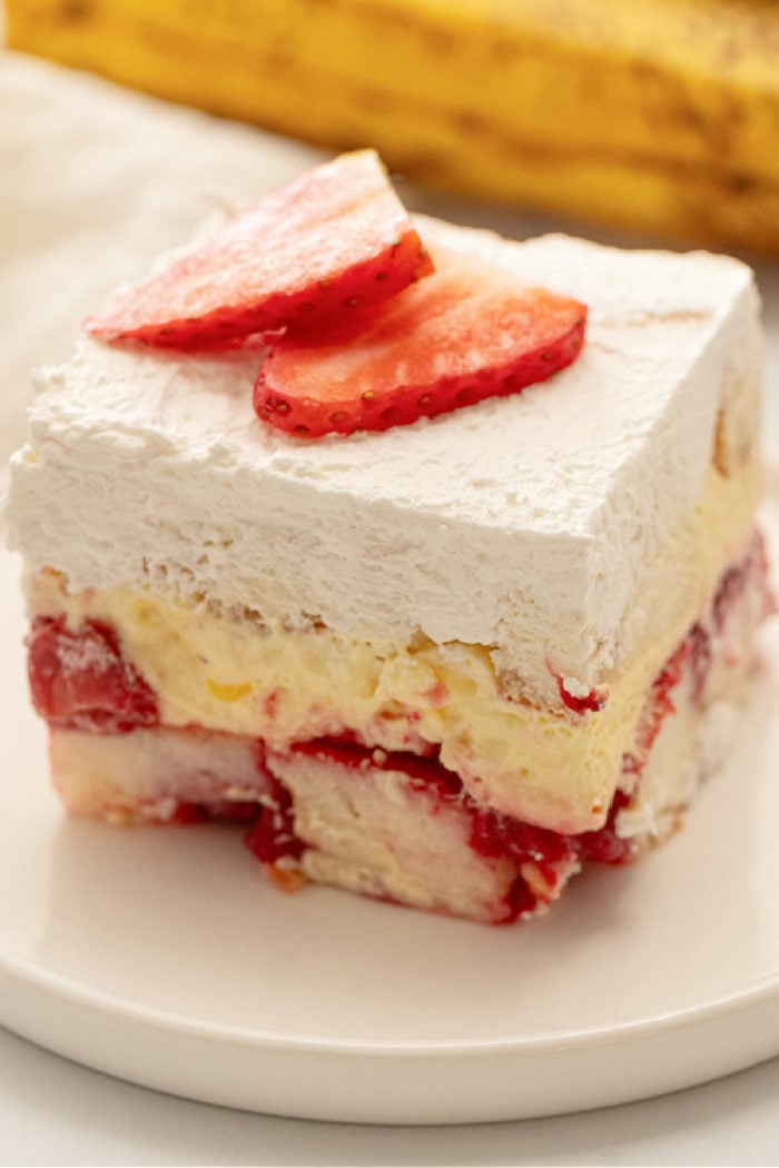 Strawberry Banana Pudding Cake garnished with strawberries