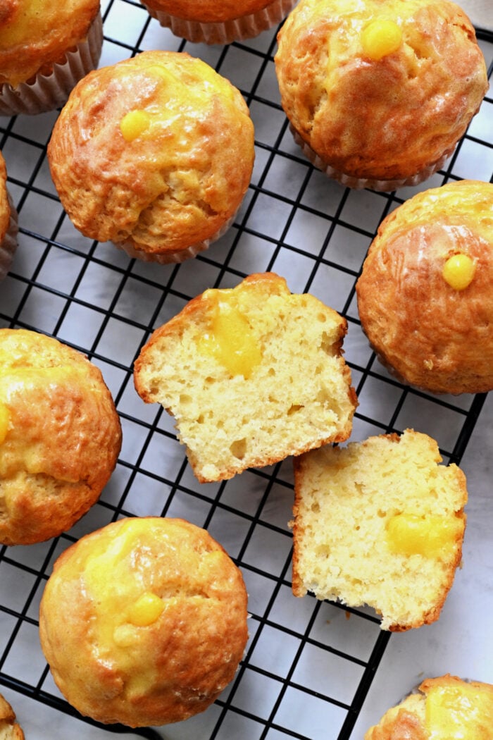 dozen of lemon cupcakes