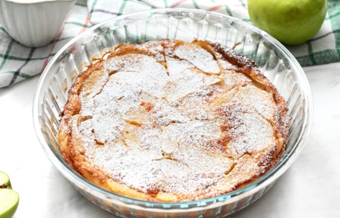 powdered sugar on French dessert