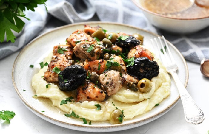 mashed potatoes with chicken with chopped parsley