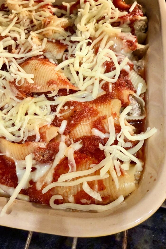 adding cheese to pasta