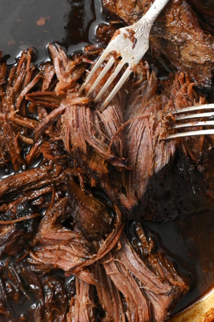 shredding beef with 2 forks