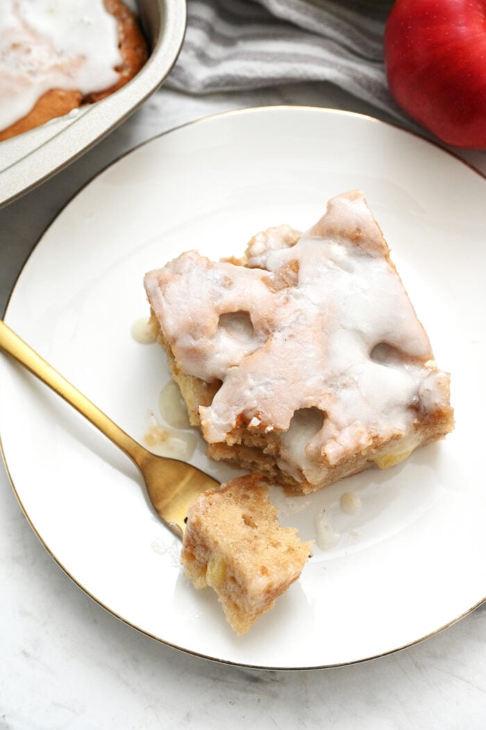 a serving apple cakes