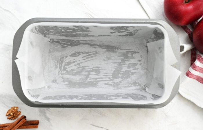 preparing the pan with parchment paper